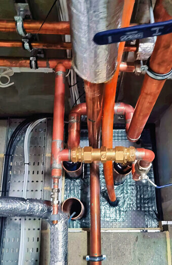 https://plumbersevillegrove.com.au/uploads/2025/06/commercial-plumbing-390382.jpg