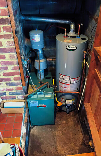 https://plumbersevillegrove.com.au/uploads/2025/06/hot-water-189087.jpg
